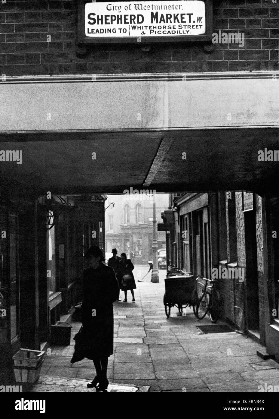 L'entrée du marché bergers- arch menant de Curzon Street sur le marché. Vers 1955 Banque D'Images