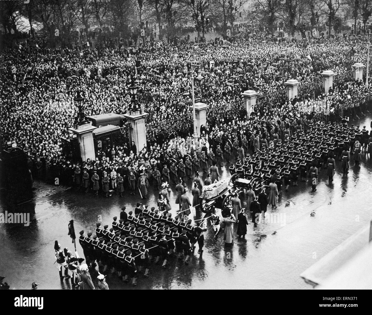 Funérailles du roi George V à Londres montrant la foule bordée sur les rues à Hyde Park, le cortège funèbre passe. 28 janvier 1936. Banque D'Images