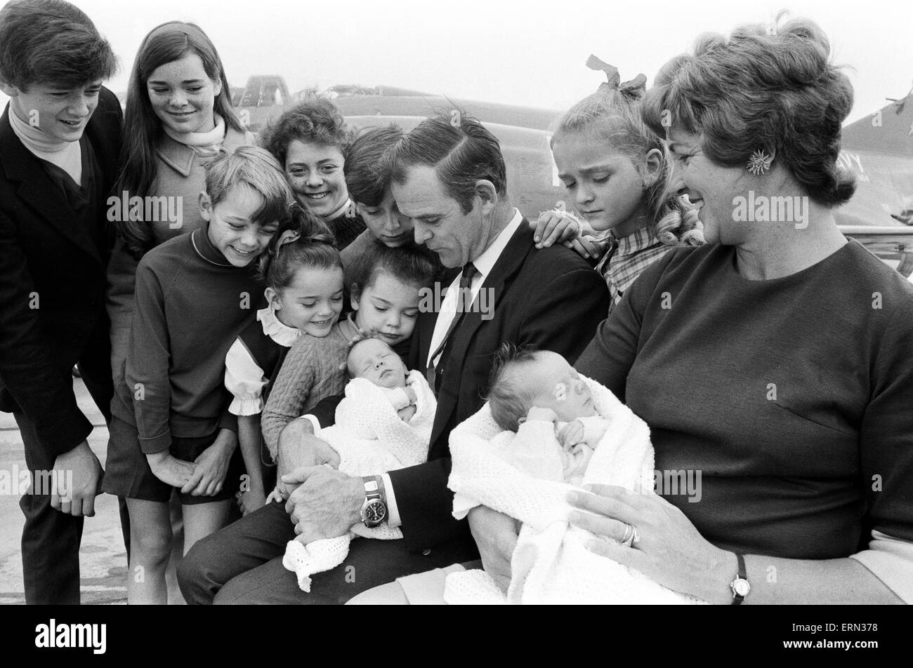 Le Capitaine Peter Marshall du HMS Ark Royal et son épouse Carolyn, portefeuille et leur nouveau-né des jumeaux Paul et Mark, posent avec leurs autres huit enfants Kathryn, Ginny, Richard, Mélanie, Sally, Carl, Kirstie et Christopher. 24 août 1971. Banque D'Images