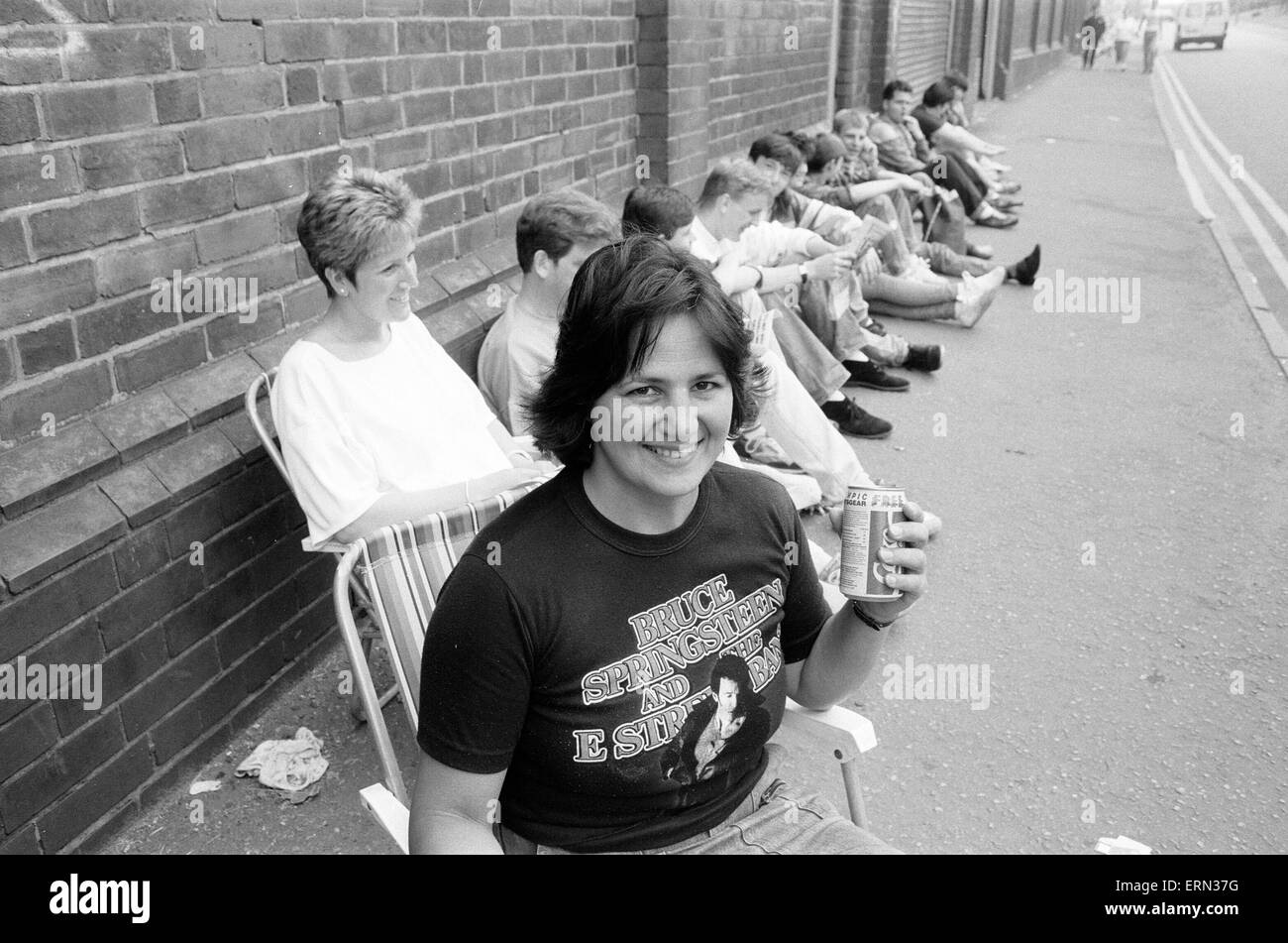 En dehors de la file d'attente des fans de football de l'avant concert de Bruce Springsteen à Villa Park, Birmingham, le mardi 21 juin 1988. Banque D'Images