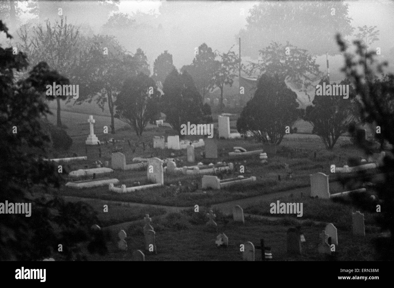 L'exhumation de Mme Beryl Evans dont le corps a été retrouvé étranglé à no 10 Rillington Place, Notting Hill en 1949, a commencé tôt ce matin à Gunnersbury Cemetery. 18 Mai 1953 Banque D'Images