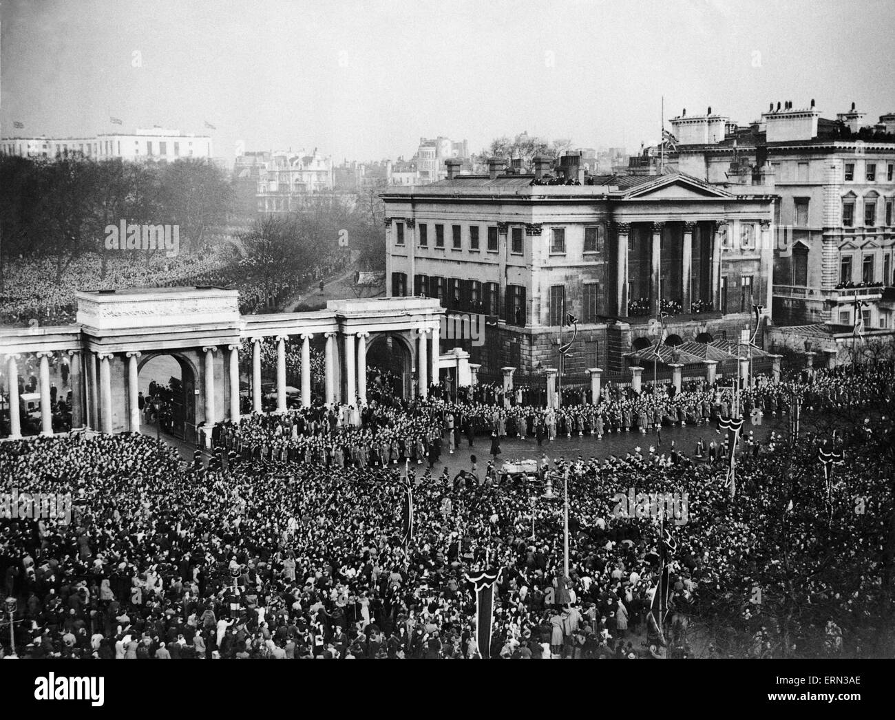 Funérailles du roi George V à Londres montrant la foule bordée sur les rues à Hyde Park Corner, comme le cortège funèbre passe. 28 janvier 1936. Banque D'Images