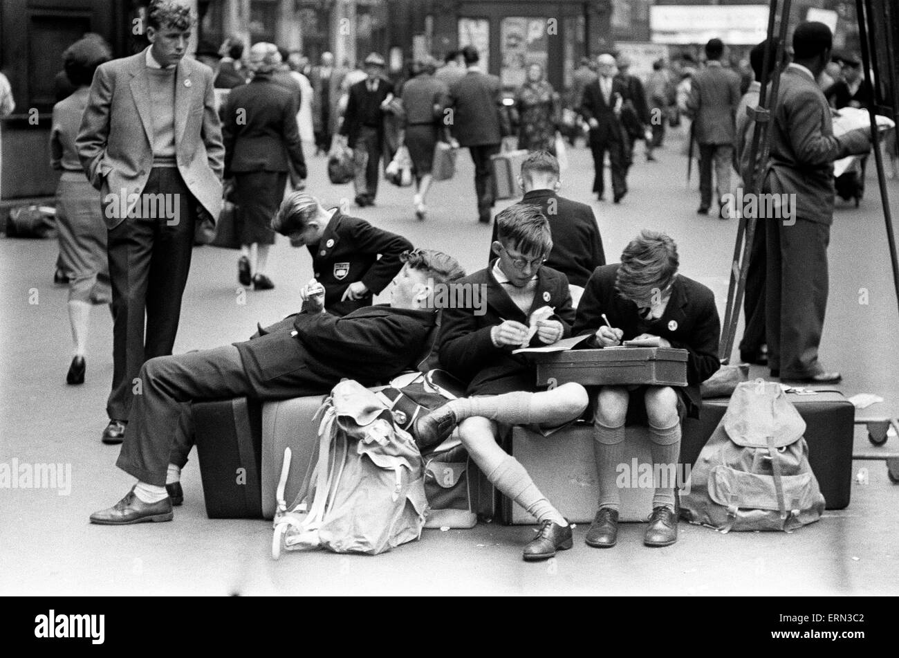 Maison de vacances la foule à la gare de Waterloo, le 29 juillet 1960. Banque D'Images