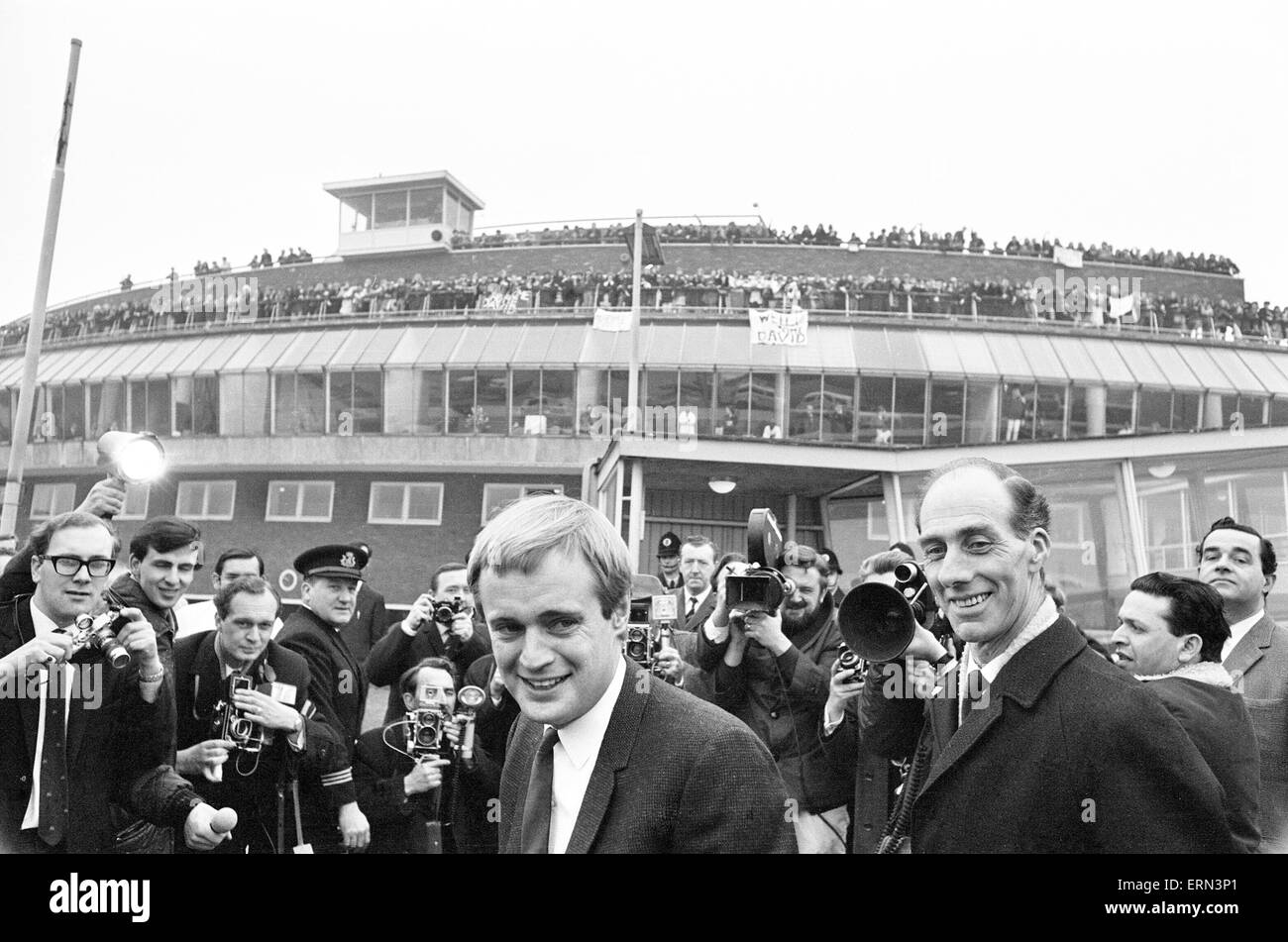 David McCallum, l'acteur qui joue le rôle d'Illya Kuryakin agent secret dans NBC montrent l'homme de l'U.N.C.L.E., que l'on voit en arrivant à l'aéroport Heathrow de Londres, 16 mars 1966. UK Tour de promotion. Banque D'Images