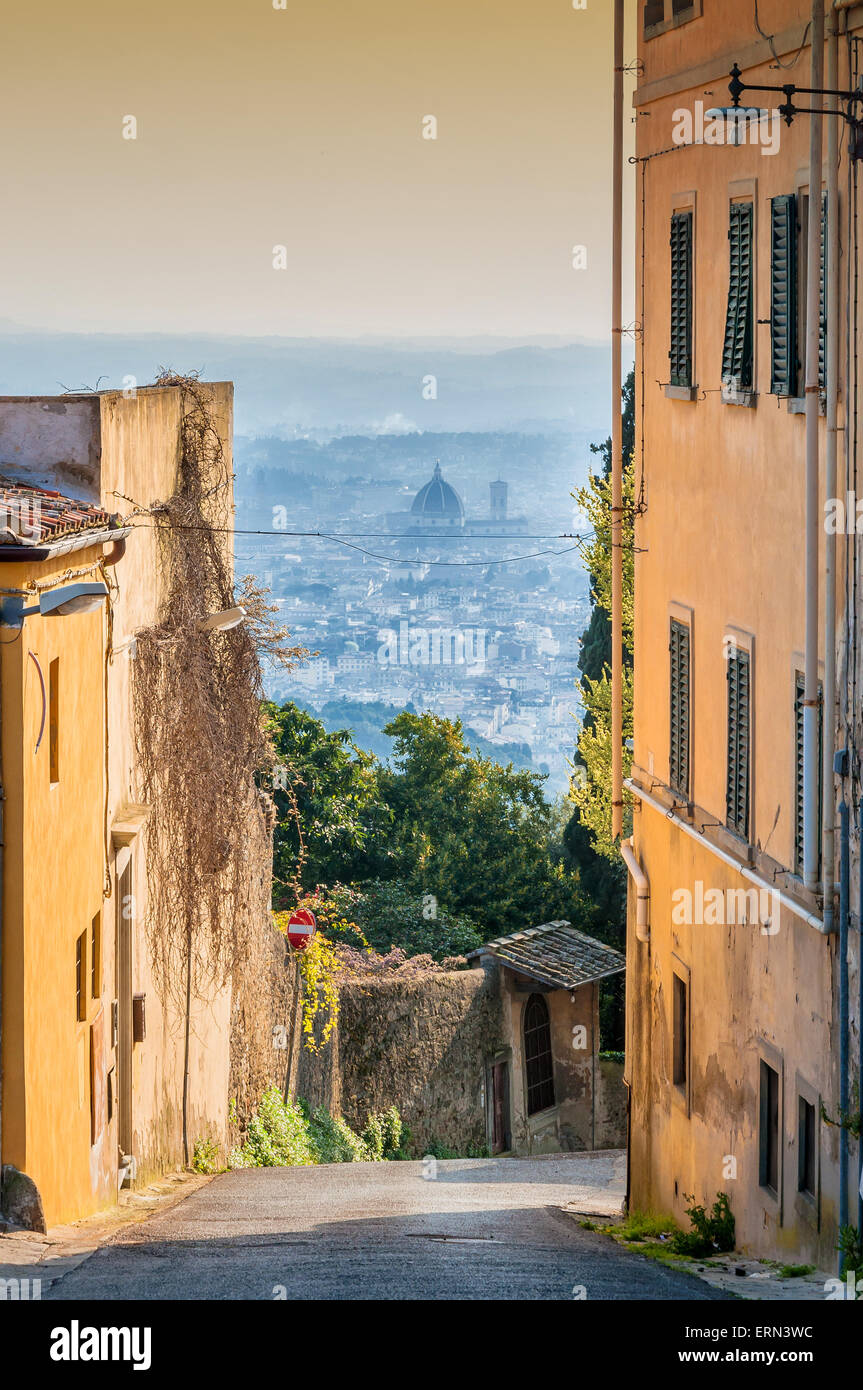 Fiesole Street view avec vue panoramique de Florence Banque D'Images