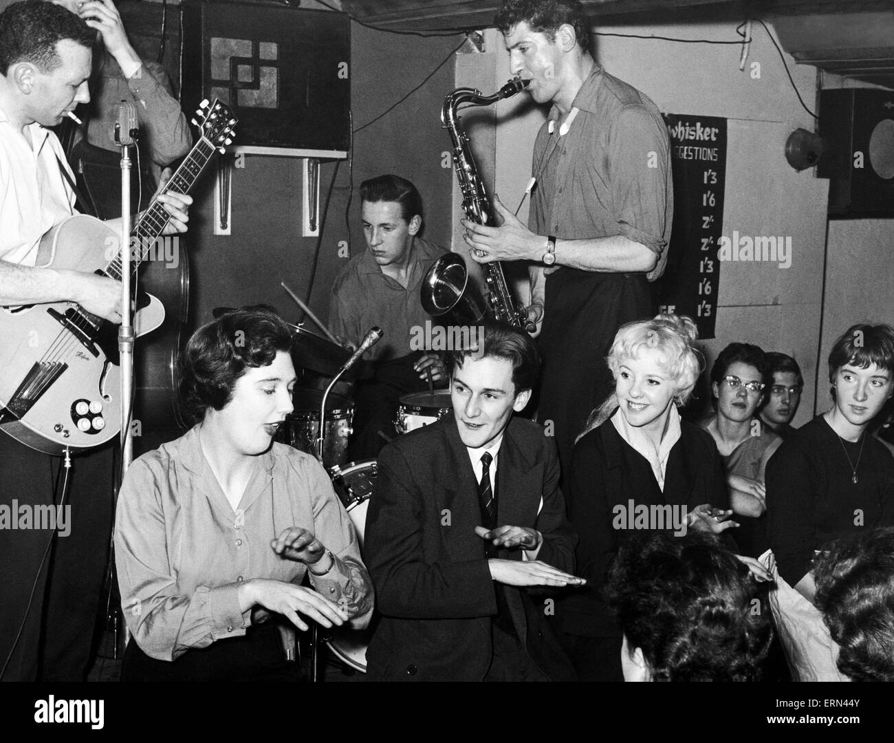 Le restaurant Rock and Roll. Personnes hand jive en face de la bande. 27 novembre 1956. Banque D'Images
