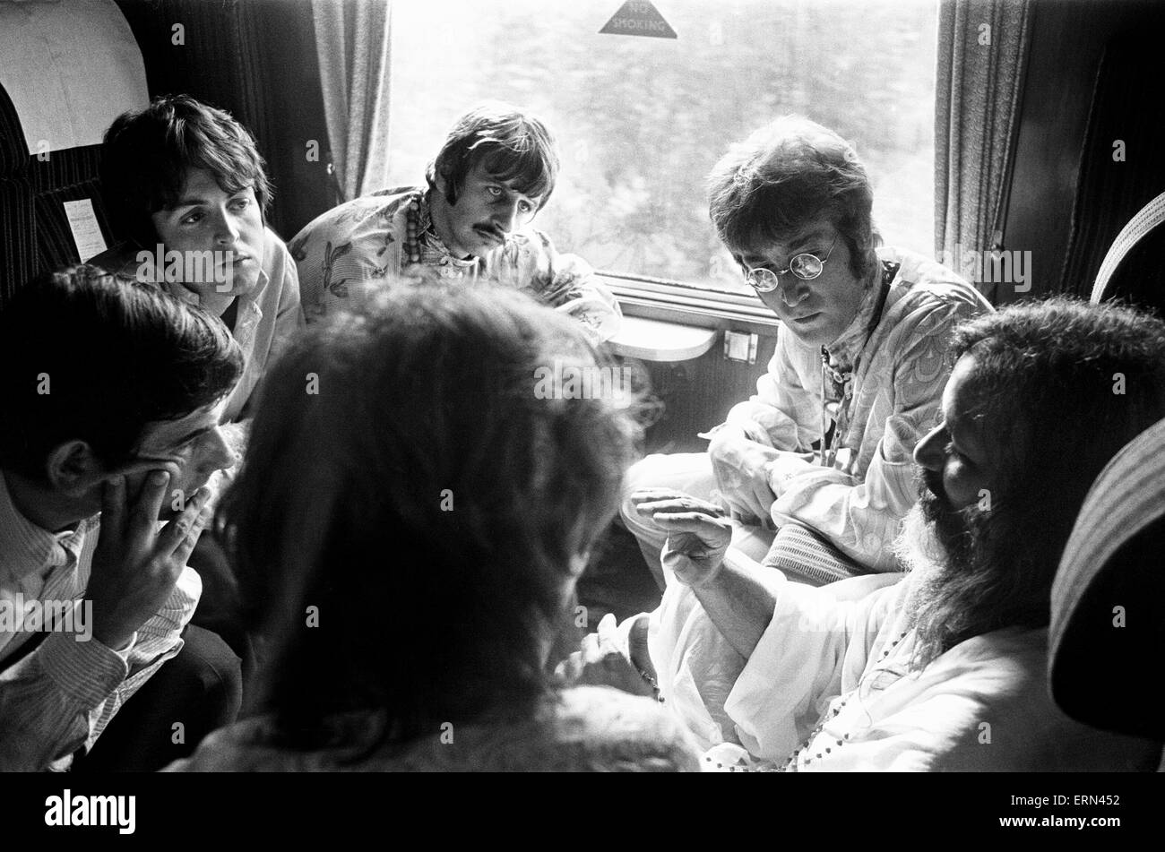 Les Beatles avec Marhirishi Yogi, sur un train en direction de Bangor dans le Nord du Pays de Galles, le 29 août 1967 Banque D'Images