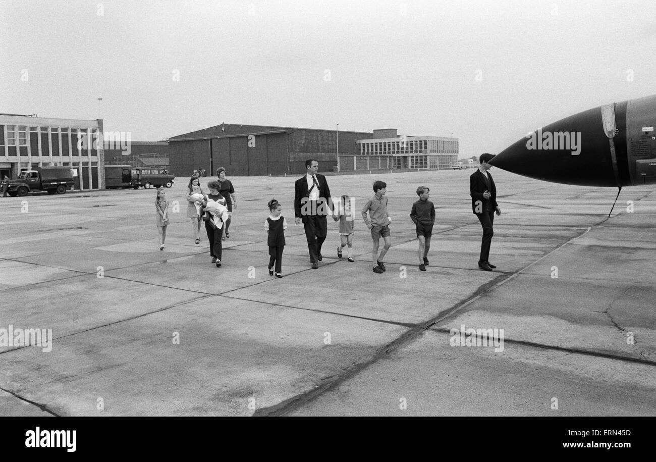 Le Capitaine Peter Marshall du HMS Ark Royal en photo avec son épouse Carolyn, maintenez l'une de leur nouveau-né des jumeaux accompagnés par leurs huit autres enfants Kathryn, Ginny, Richard, Mélanie, Sally, Carl, Kirstie et Christopher. 24 août 1971. Banque D'Images