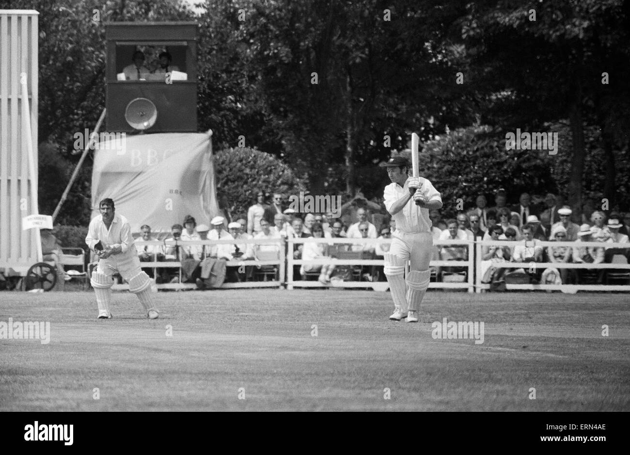 Essex v Lancashire County Cricket match de championnat à Valentine's Park, Ilford. Batteur d'Essex joue et manque au cours de son côté de batte. 13 juin 1970. Banque D'Images