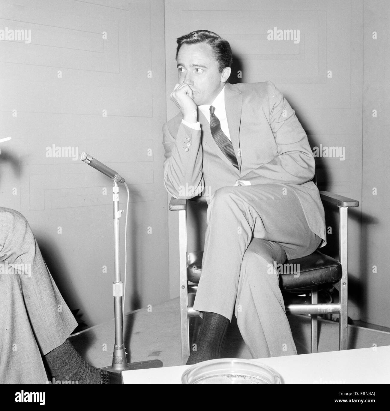 Robert Vaughn, l'acteur qui joue le rôle d'agent secret de Napoléon en solo show de NBC l'homme de l'U.N.C.L.E., photographié à la BBC TV Centre, Shepherd's Bush, Londres, 21 mars 1966. UK Tour de promotion. Banque D'Images