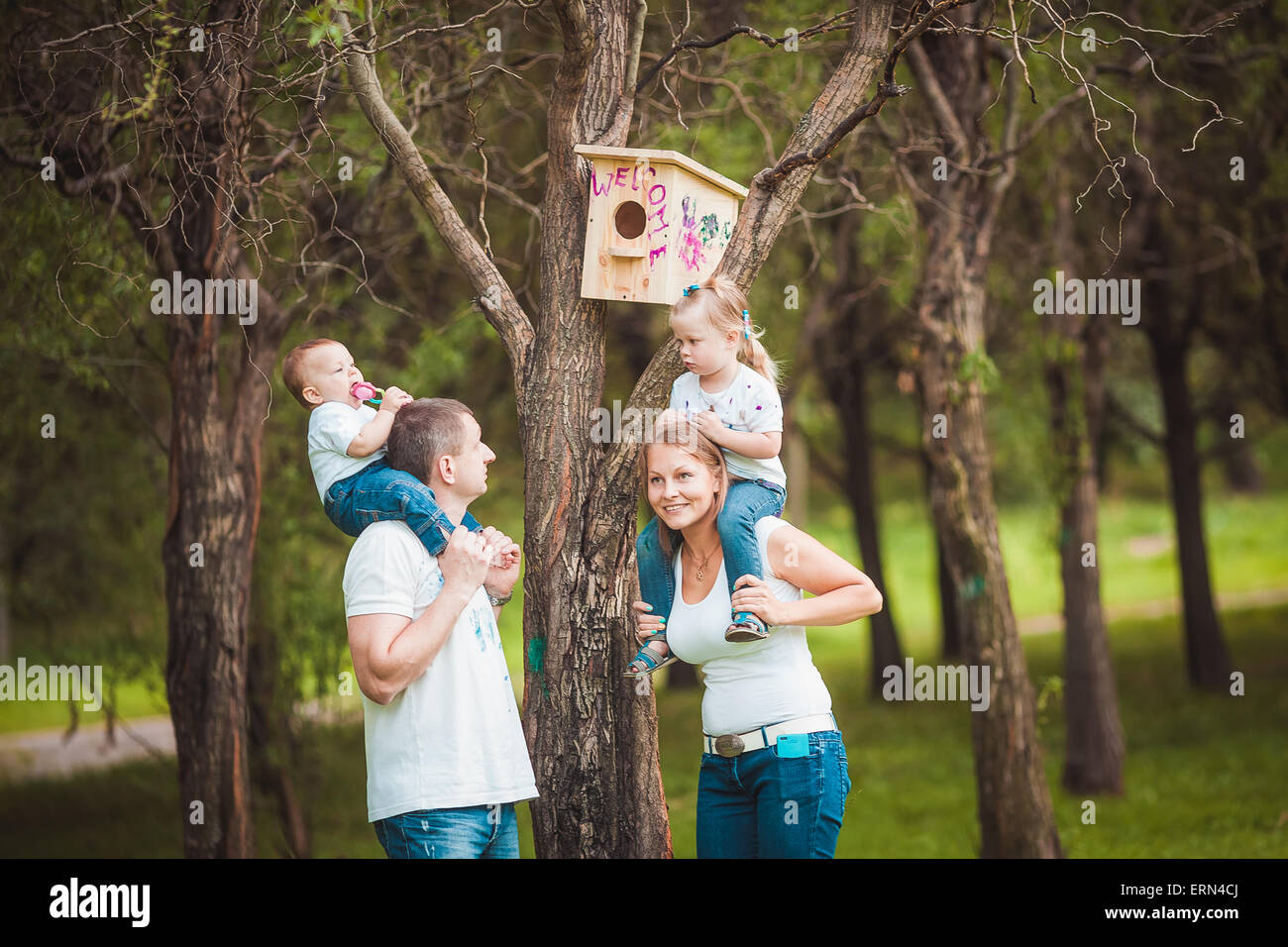 Famille heureuse avec Wooden birdhouse Banque D'Images