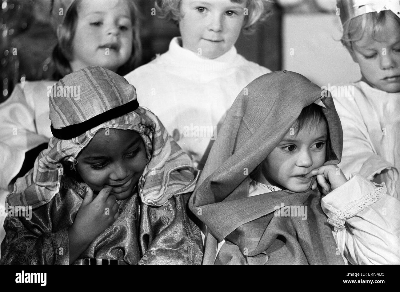 Une histoire de Noël à l'école maternelle d'Islington, Londres, 8 mars 1966. Banque D'Images