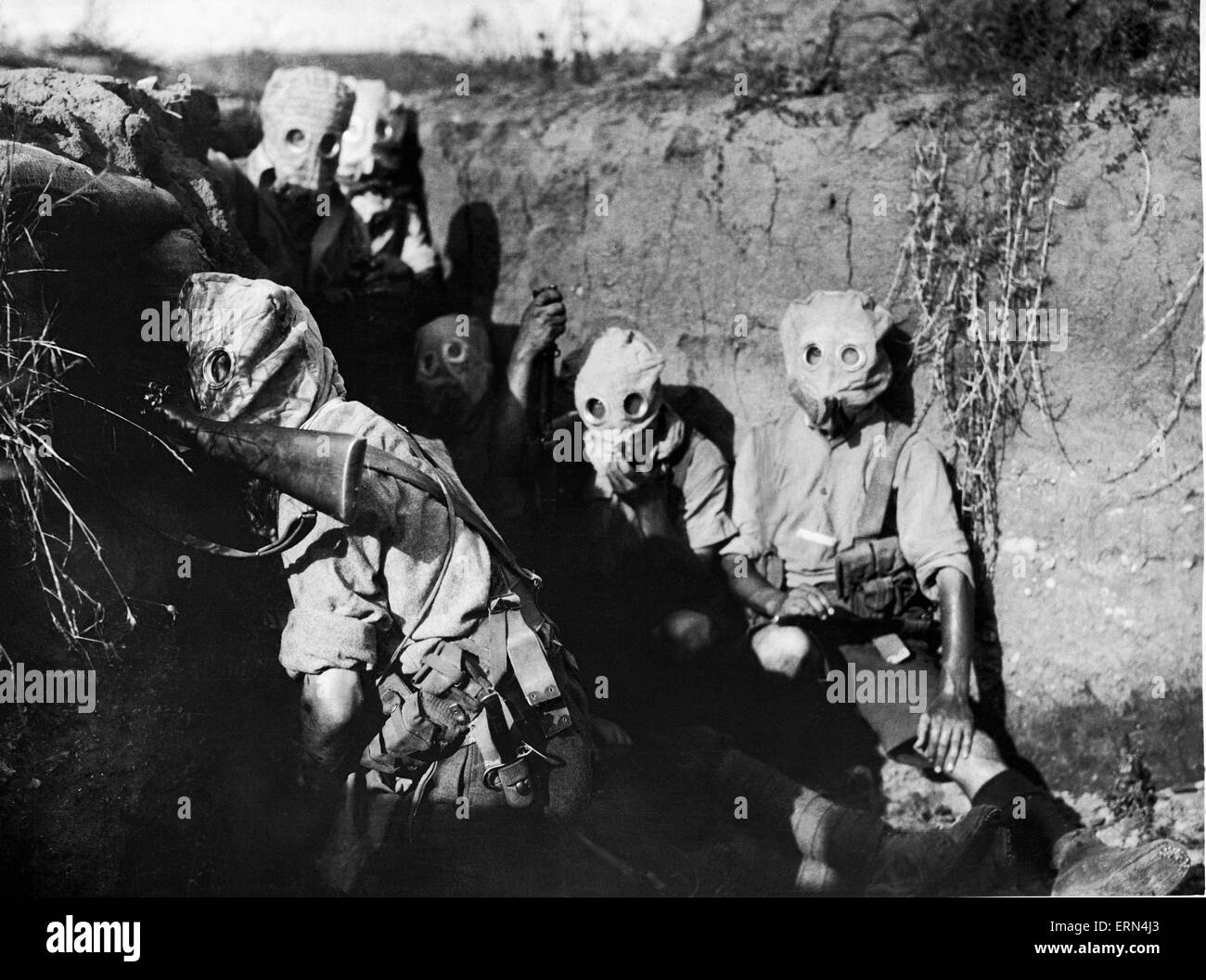 Les troupes britanniques de la 10e Division irlandaise qu'on voit ici portant des masques à gaz dans les tranchées dans la vallée du fleuve Struma, près de Salonique. 1er août 1916 Banque D'Images