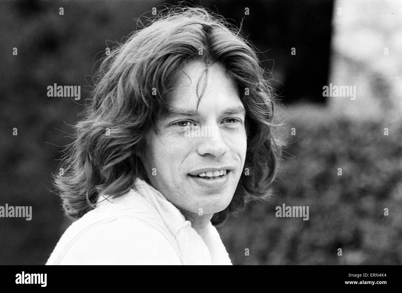 Mick Jagger prend le temps de vous détendre dans le sud de la France en jouant au tennis avec les autres membre du groupe Ronnie Wood avant le début de la Tournée Européenne des Rolling Stones, (commence à Francfort le 28 avril). En Photo Samedi 22 avril 1976. Banque D'Images
