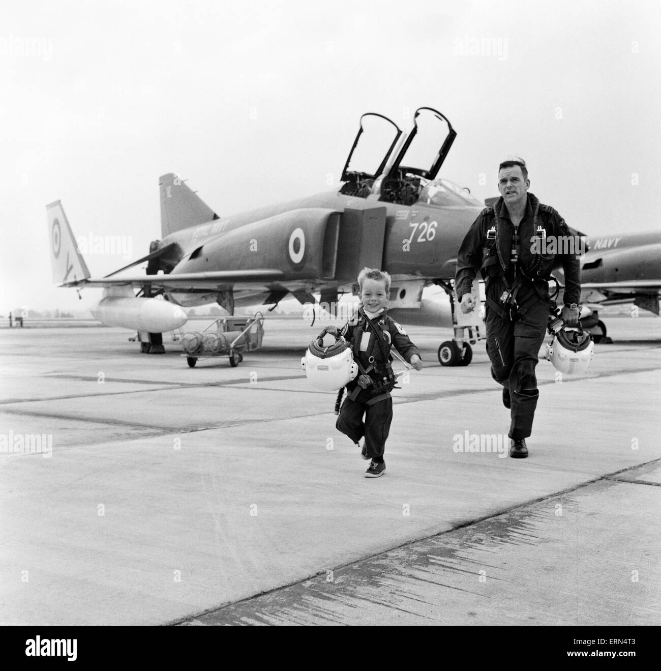 Pilote fantôme Lieutenant Commander Peter Marshall de la Fleet Air Arm, avec son fils de quatre ans Richard vêtu de l'uniforme de pilote correspondant à la Royal Naval Air Station à Yeovilton, Somerset. Le 700 Escadron Fantôme doit figurer au FArnborough Banque D'Images