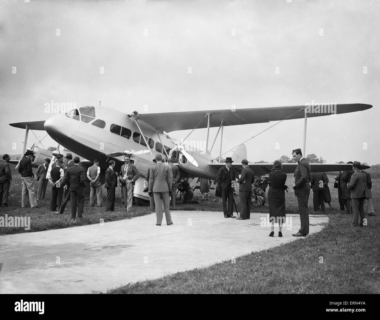 Imperial Airways vu ici dévoilement leur dernière addition à leur flotte d'aéronefs le tout nouveau DH86 à l'aéroport de Croydon . 22 Mai 1934 Banque D'Images