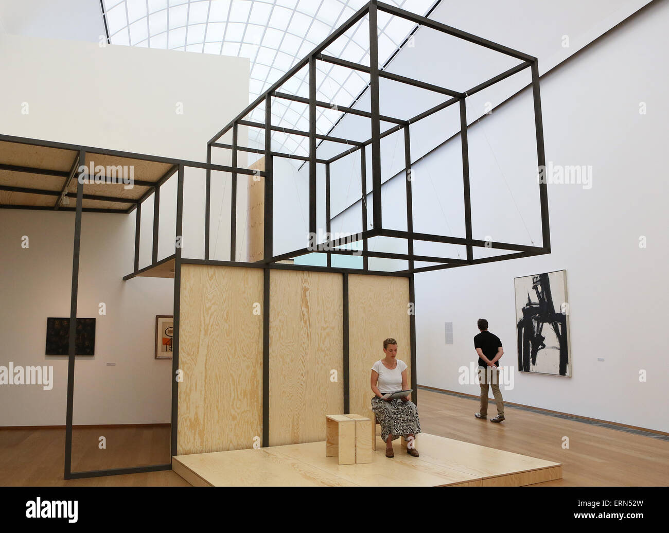 Berlin, Allemagne. Le 05 juin, 2015. Une photo (sans titre) par le peintre américain Franz Kline (R., 1957) peut être vu le long avec des textes (centre) à partir de la Black Mountain College archive à la musée d'art contemporain Hamburger Bahnhof à Berlin, Allemagne, 05 juin 2015. La pièce et les lectures sont une partie de l'exposition "Montagne Noire. Une expérience interdisciplinaire 1933 - 1957 ', qui peut être vu jusqu'au 27 septembre 2015. Photo : STEPHANIE PILICK/dpa/Alamy Live News Banque D'Images