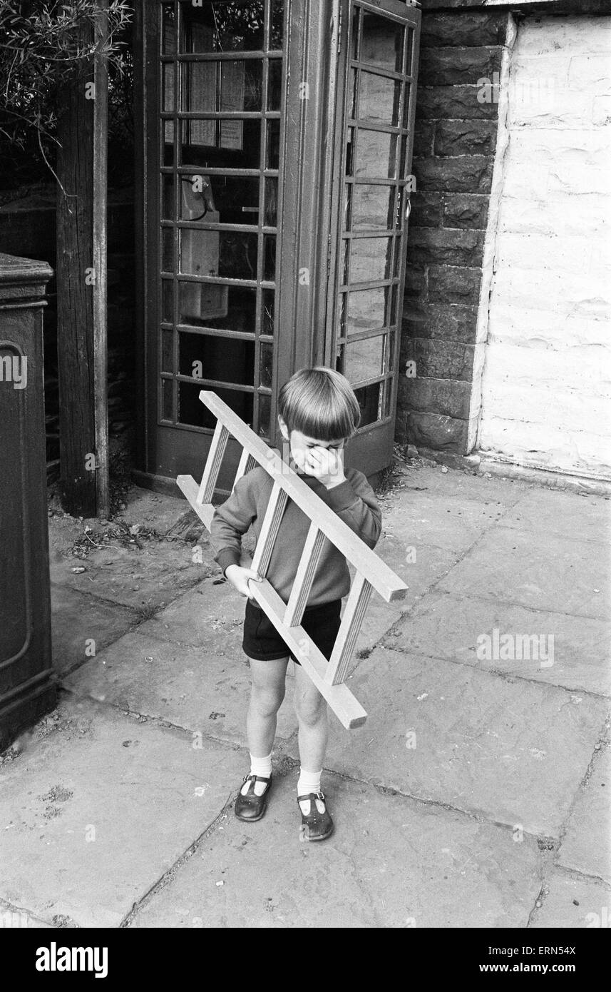 À l'âge de cinq ans, Andrew Butler, complet avec un mini-escabeau, d'un téléphone sa petite amie- six ans Jayne Myers, de la cabine téléphonique à la fin de sa route. 6e septembre 1972. Banque D'Images