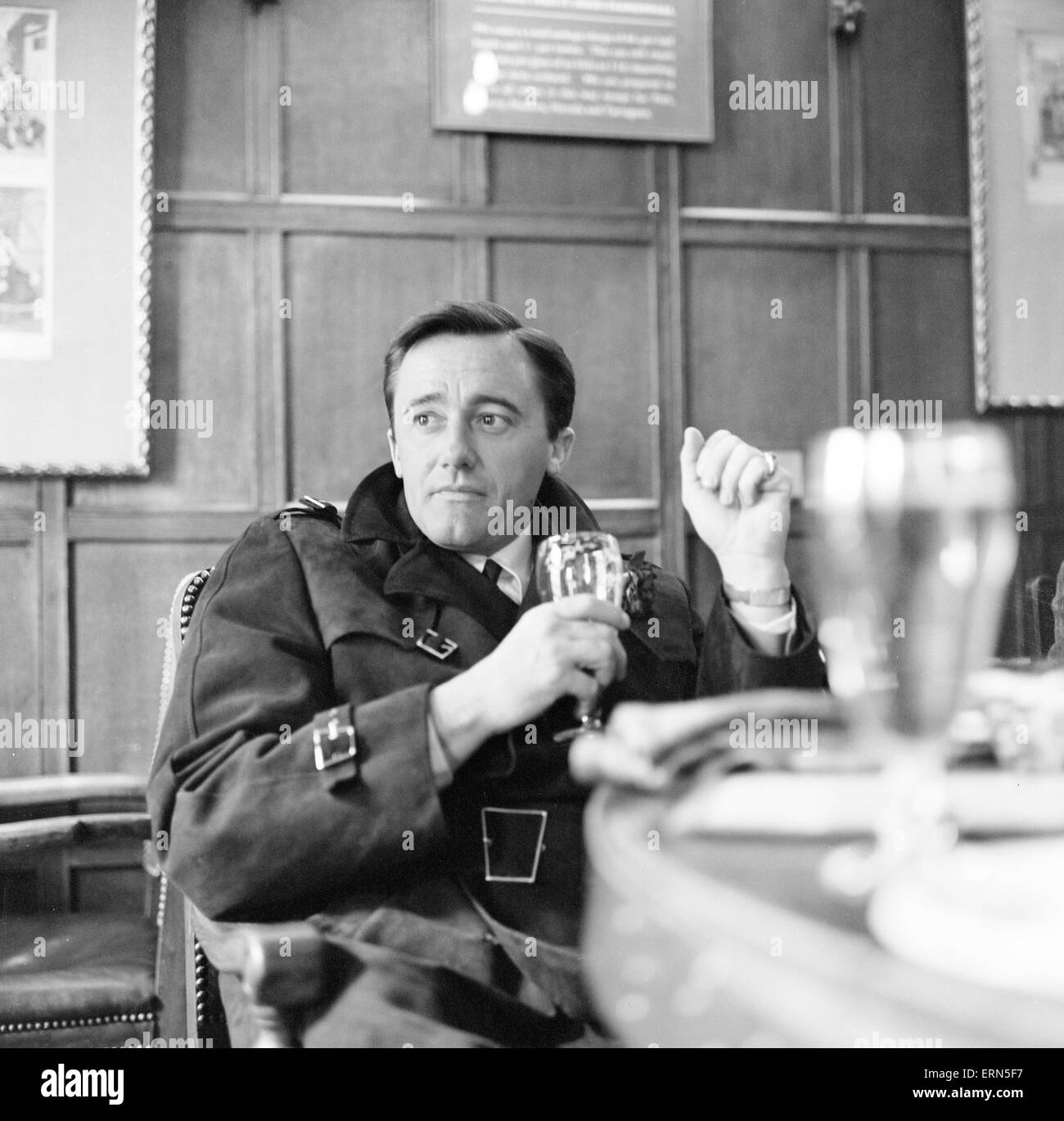 Robert Vaughn, l'acteur qui joue le rôle d'agent secret de Napoléon en solo show de NBC l'homme de l'U.N.C.L.E., photographié appréciant un verre dans un pub sur le Strand, London, 22 mars 1966. UK Tour de promotion. Banque D'Images