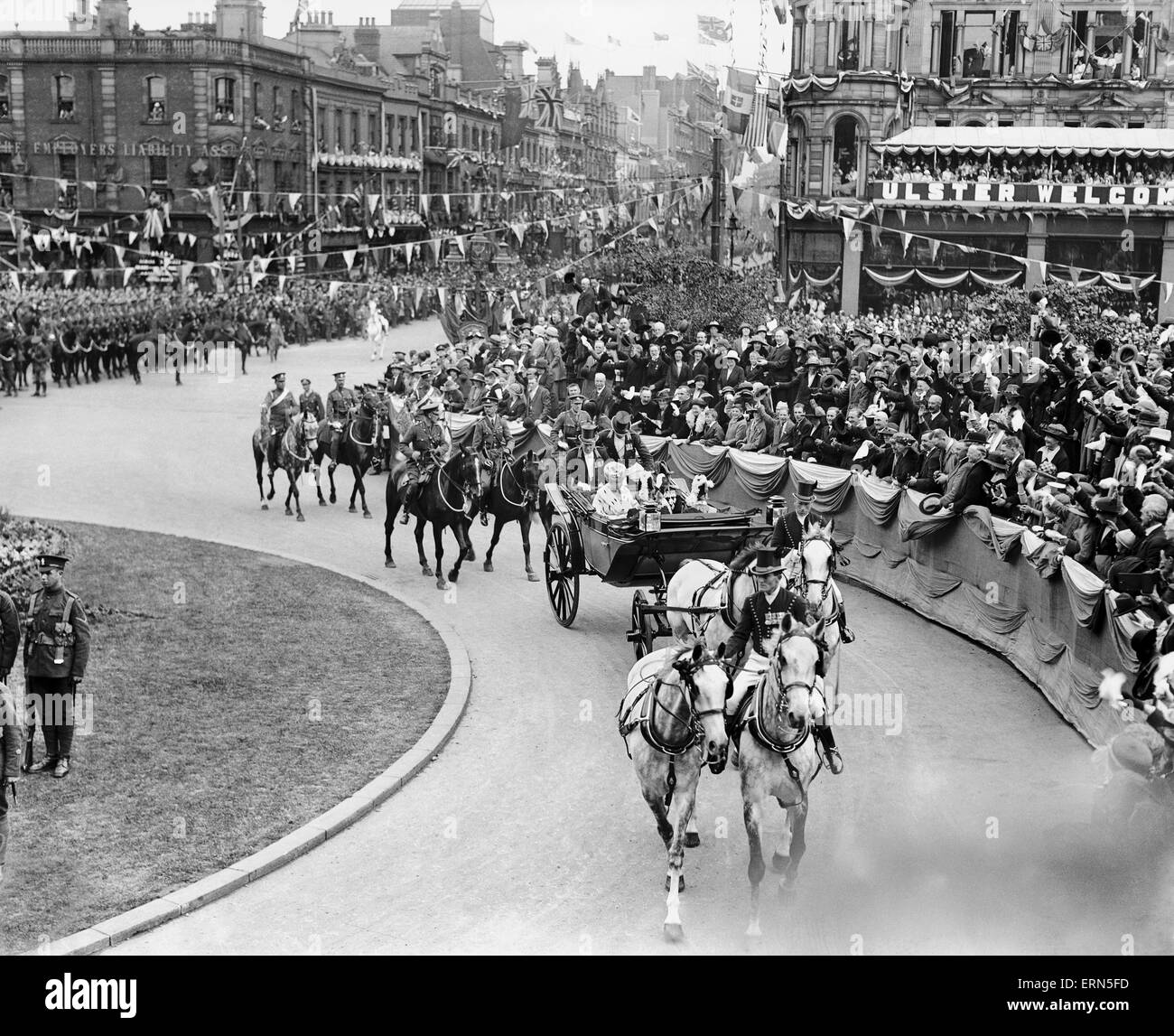 Le roi George V et la reine Mary arriver pour l'ouverture du parlement de l'Irlande du Nord à Belfast. 23 juin 1921. Banque D'Images