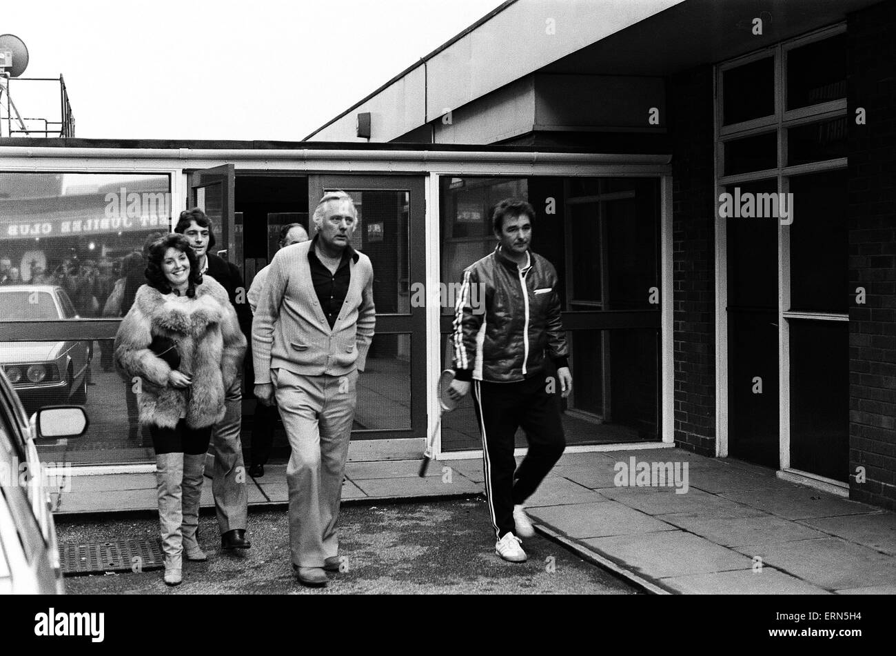 Ancien joueur de Birmingham Trevor Francis avec sa femme accompagné de son nouveau manager Brian Clough et Peter Taylor assistant comme il signe pour Nottingham Forest pour devenir le premier joueur à'1 millions. 8e février 1979. Banque D'Images