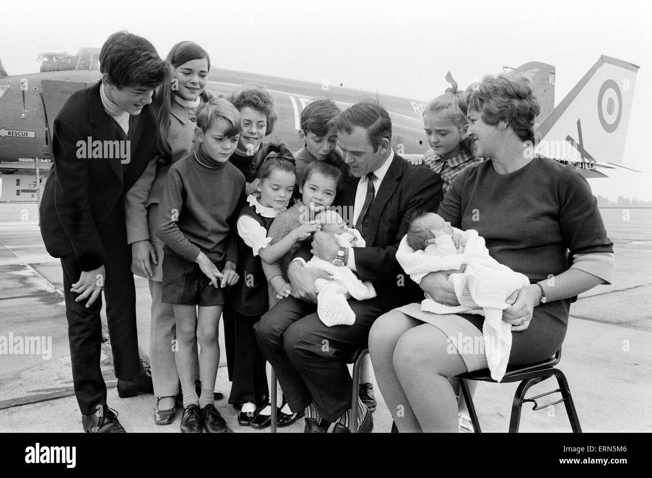 Le Capitaine Peter Marshall du HMS Ark Royal et son épouse Carolyn, portefeuille et leur nouveau-né des jumeaux Paul et Mark, posent avec leurs autres huit enfants Kathryn, Ginny, Richard, Mélanie, Sally, Carl, Kirstie et Christopher. 24 août 1971. Banque D'Images