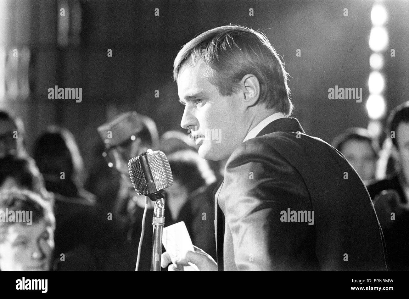 David McCallum, l'acteur qui joue le rôle d'Illya Kuryakin agent secret dans NBC montrent l'homme de l'U.N.C.L.E., assister à la conférence de presse Nouvelles à l'Empire Cinema, Leicester Square, Londres, 17 mars 1966. UK Tour de promotion. Banque D'Images