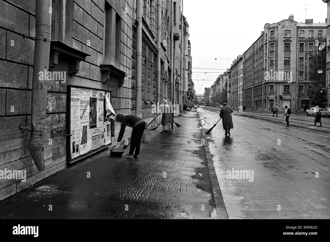 Le nettoyage des rues St Petersburg, Russie 1994 Banque D'Images