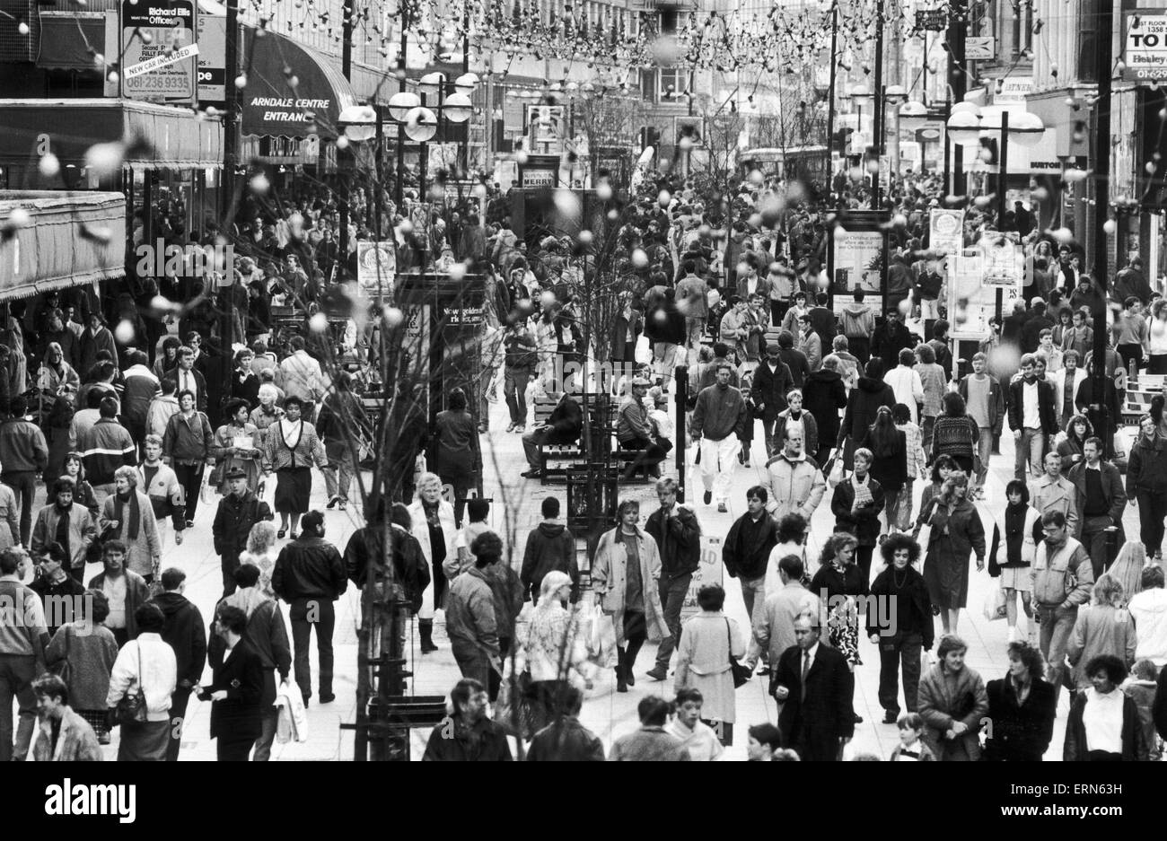 Les acheteurs de Noël pack Market Street Manchester le dernier samedi avant Noël 19 Décembre 1987 Banque D'Images