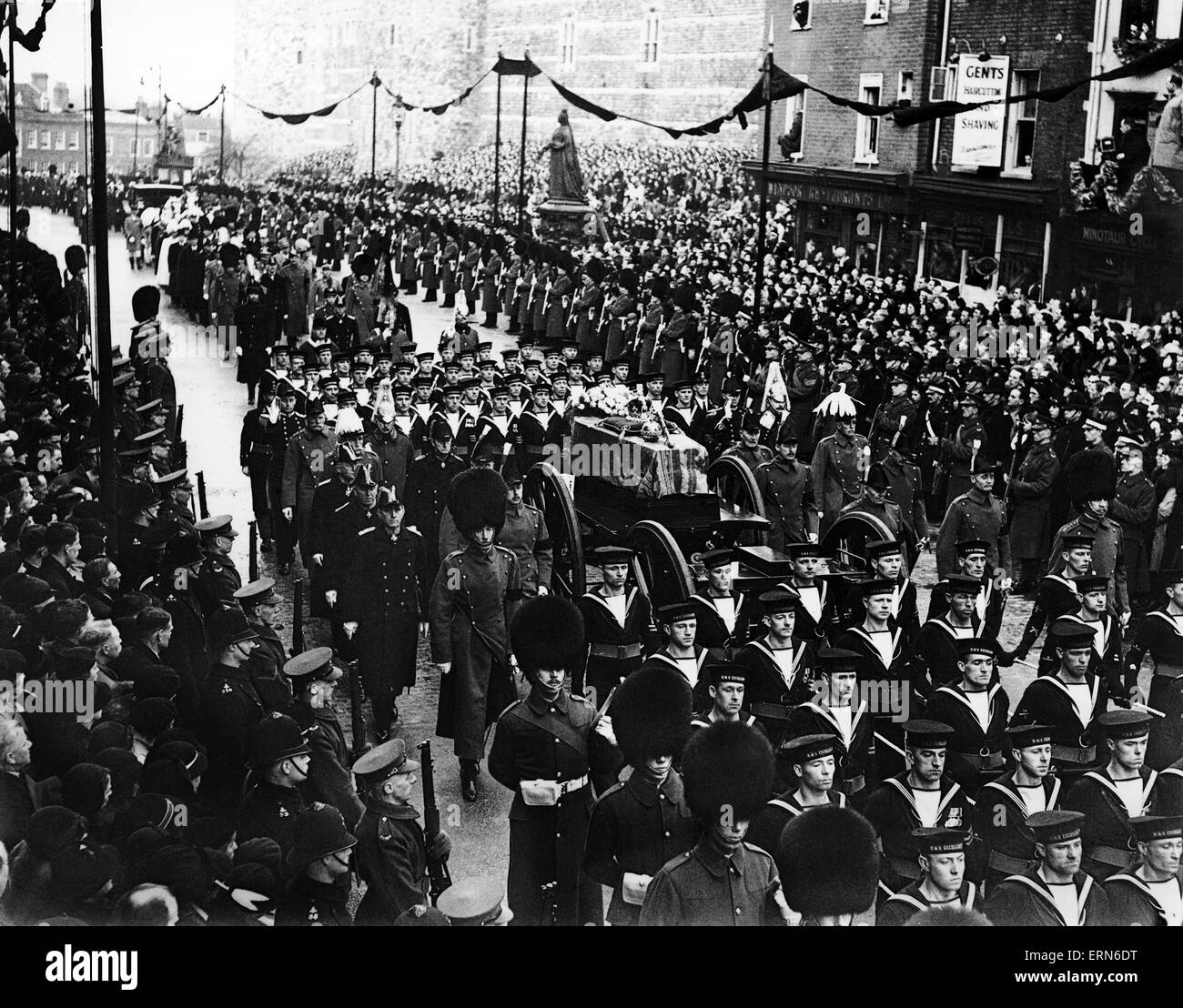 Funérailles du roi George V à Londres montrant la foule dans les rues bordées d'arbres comme le cortège funèbre passe. 28 janvier 1936. Banque D'Images