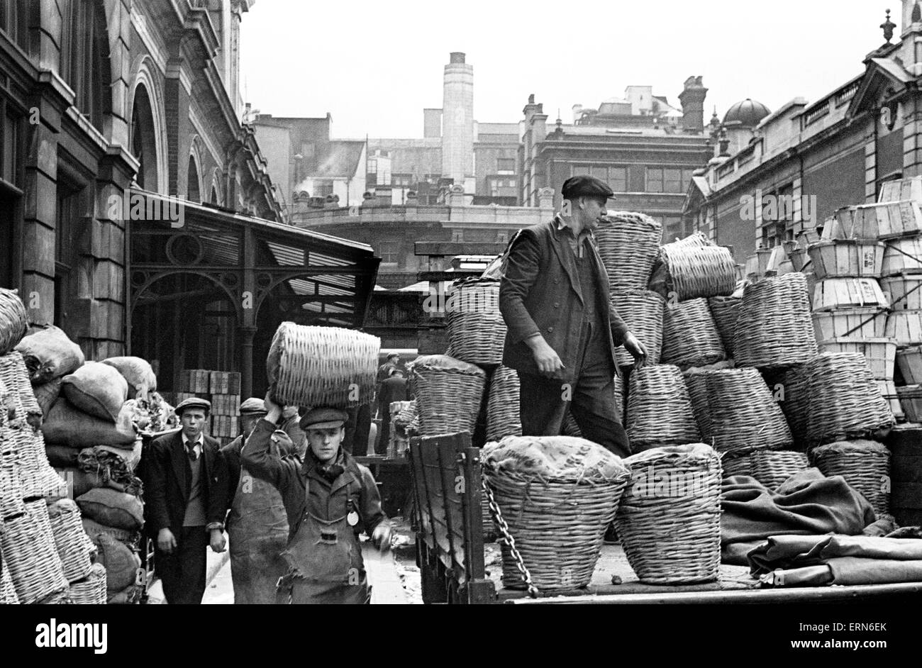 Journée dans la vie de marché couvert de Covent Garden, le centre de Londres. Circa 1948. Banque D'Images