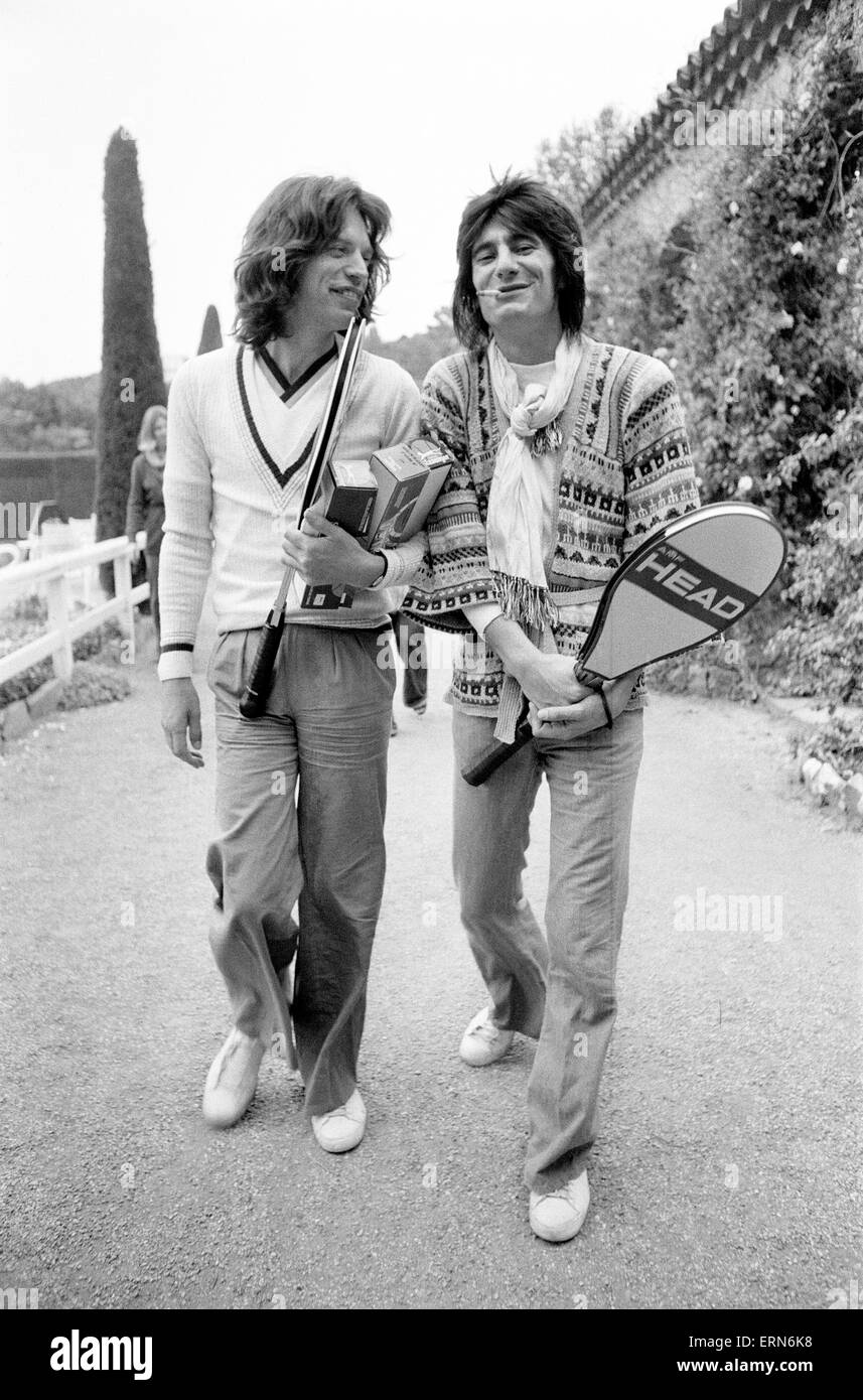 Mick Jagger et Ronnie Wood prenez le temps de vous détendre dans le sud de la France, en jouant au tennis, avant le début de la Tournée Européenne des Rolling Stones, (commence à Francfort le 28 avril), en photo samedi 22 avril 1976. Banque D'Images