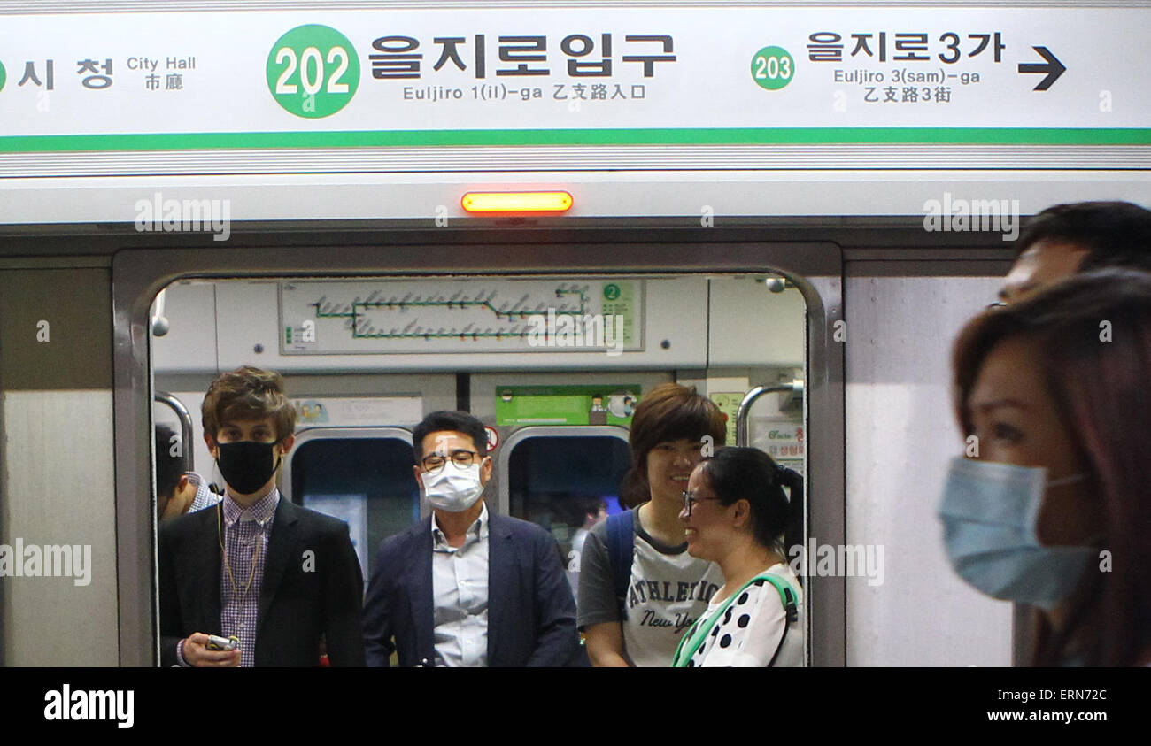 Séoul, Corée du Sud. 5 juin, 2015. Les gens qui portent un masque, prendre le métro à Séoul, capitale de Corée du Sud, le 5 juin 2015. La méfiance du public approfondi en Corée du Sud au cours de la réponse du gouvernement à la deadly Moyen-orient Syndrome respiratoire (MERS) comme le gouvernement élargi, tardivement, des contre-mesures après une poussée de la propagation de maladies virales. Cet établissement de crédit : Yao/Xinhua/Alamy Live News Banque D'Images