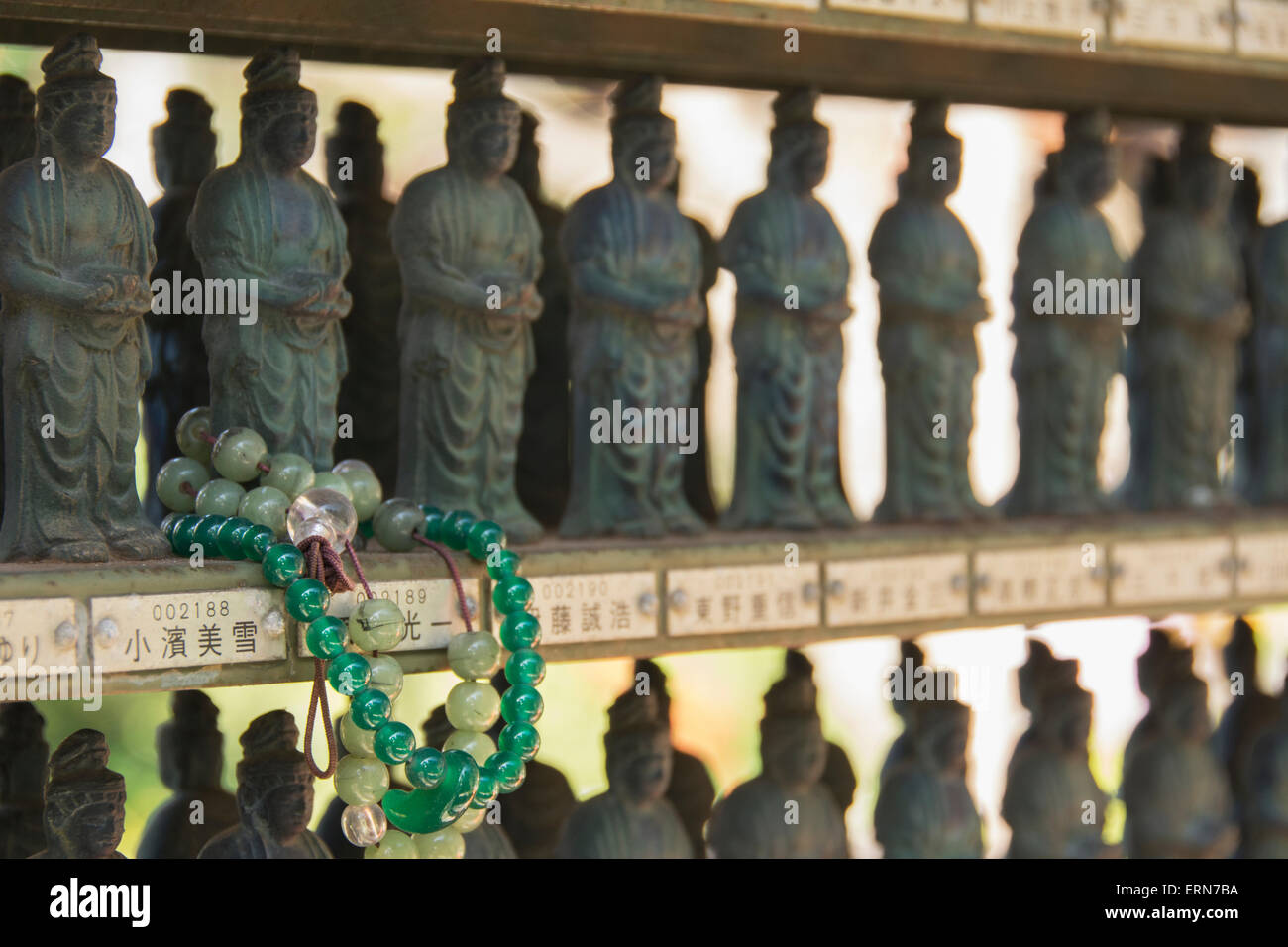 Bracelet bouddhiste enroulé autour d'un temple du prince parmi beaucoup ;  Ohara, Kyoto, Japon Photo Stock - Alamy