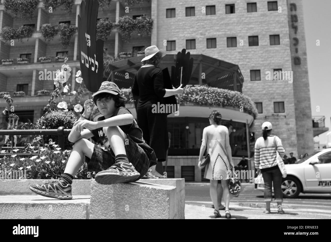 Jérusalem, Israël. 5 juillet, 2015. "Femmes en Noir" tenir une vigile appelant à la fin de l'occupation à Paris Square, près de la résidence du PM, le jour même de la guerre des Six Jours de 1967 a éclaté, le 5 juin 1967. Une partie de l'issue de la guerre se sont battus avec l'Egypte, la Syrie et la Jordanie a été la conquête israélienne de la Cisjordanie et de Jérusalem-Est de la Jordanie, des zones aujourd'hui appelé "les territoires occupés". Credit : Alon Nir/Alamy Live News Banque D'Images