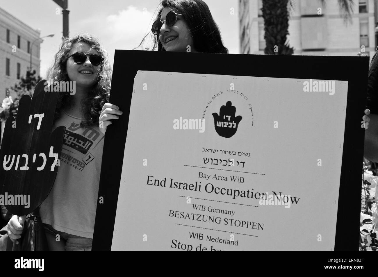 Jérusalem, Israël. 5 juillet, 2015. "Femmes en Noir" tenir une vigile appelant à la fin de l'occupation à Paris Square, près de la résidence du PM, le jour même de la guerre des Six Jours de 1967 a éclaté, le 5 juin 1967. Une partie de l'issue de la guerre se sont battus avec l'Egypte, la Syrie et la Jordanie a été la conquête israélienne de la Cisjordanie et de Jérusalem-Est de la Jordanie, des zones aujourd'hui appelé "les territoires occupés". Credit : Alon Nir/Alamy Live News Banque D'Images