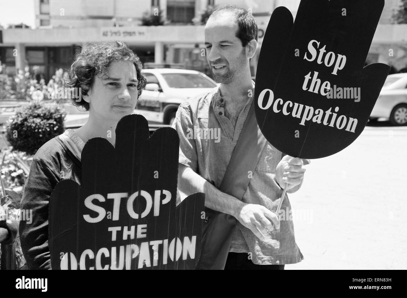 Jérusalem, Israël. 5 juillet, 2015. "Femmes en Noir" tenir une vigile appelant à la fin de l'occupation à Paris Square, près de la résidence du PM, le jour même de la guerre des Six Jours de 1967 a éclaté, le 5 juin 1967. Une partie de l'issue de la guerre se sont battus avec l'Egypte, la Syrie et la Jordanie a été la conquête israélienne de la Cisjordanie et de Jérusalem-Est de la Jordanie, des zones aujourd'hui appelé "les territoires occupés". Credit : Alon Nir/Alamy Live News Banque D'Images