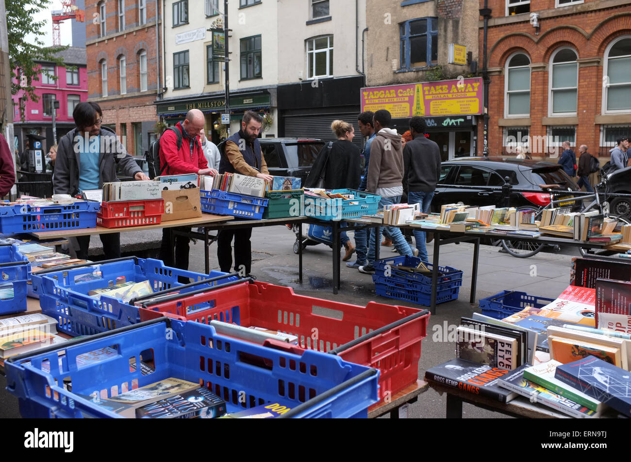 Les gens parcourant un livre et d'enregistrer sur décrochage Thomas Street dans le quartier Nord de Manchester, Royaume-Uni Banque D'Images