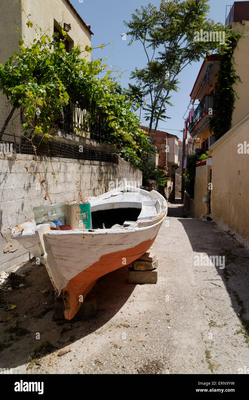 Voile dans les rues de la ville sur l'île de Chios Chios, Grèce Banque D'Images