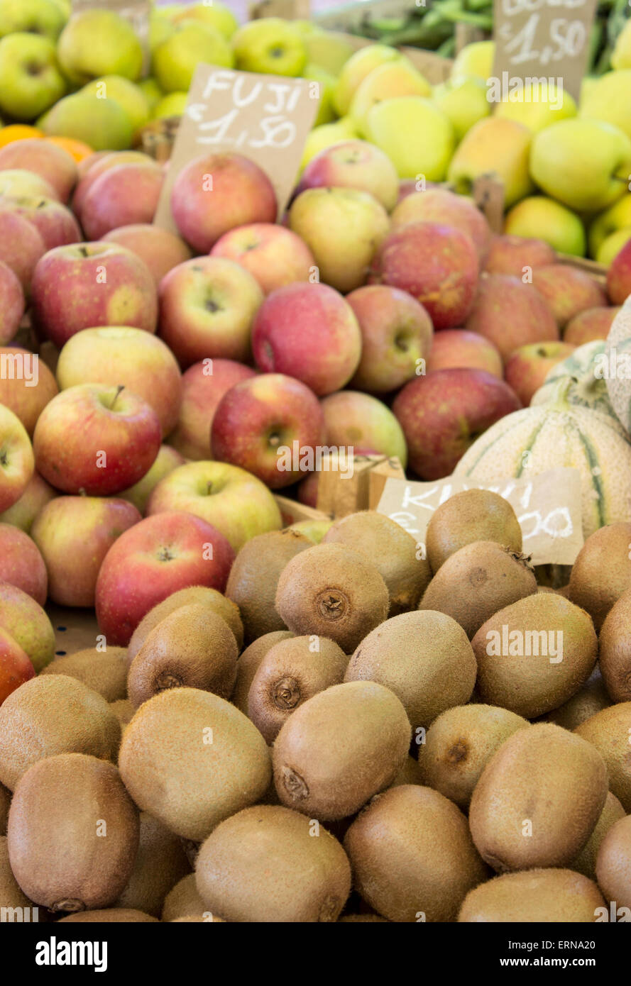 Afficher avec un bon nombre de kiwis et de pommes Banque D'Images