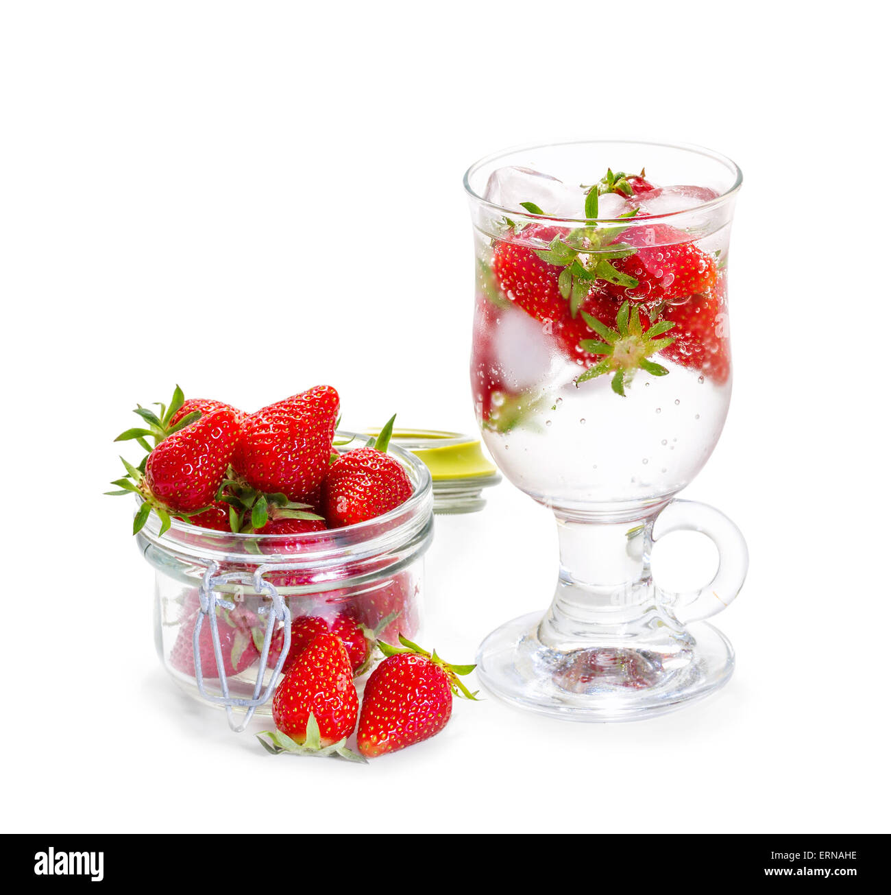 Smoothie aux fraises avec les baies fraîches isolées sur fond blanc. Banque D'Images