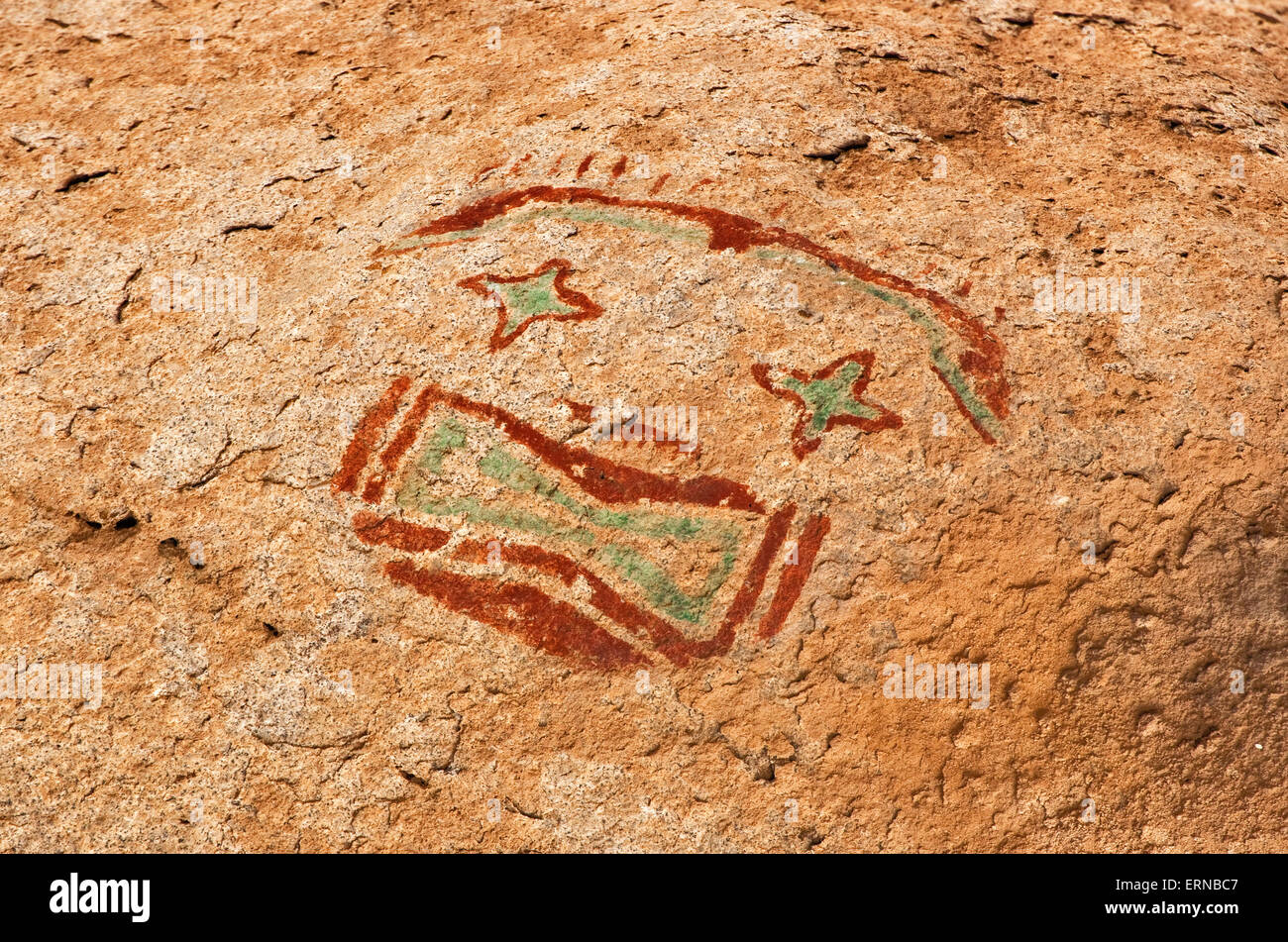 Le rouge et vert, le pictogramme masque dessiné par Jornada Mogollon autochtones, Hueco Tanks State Park et site historique, près d'El Paso, Texas Banque D'Images
