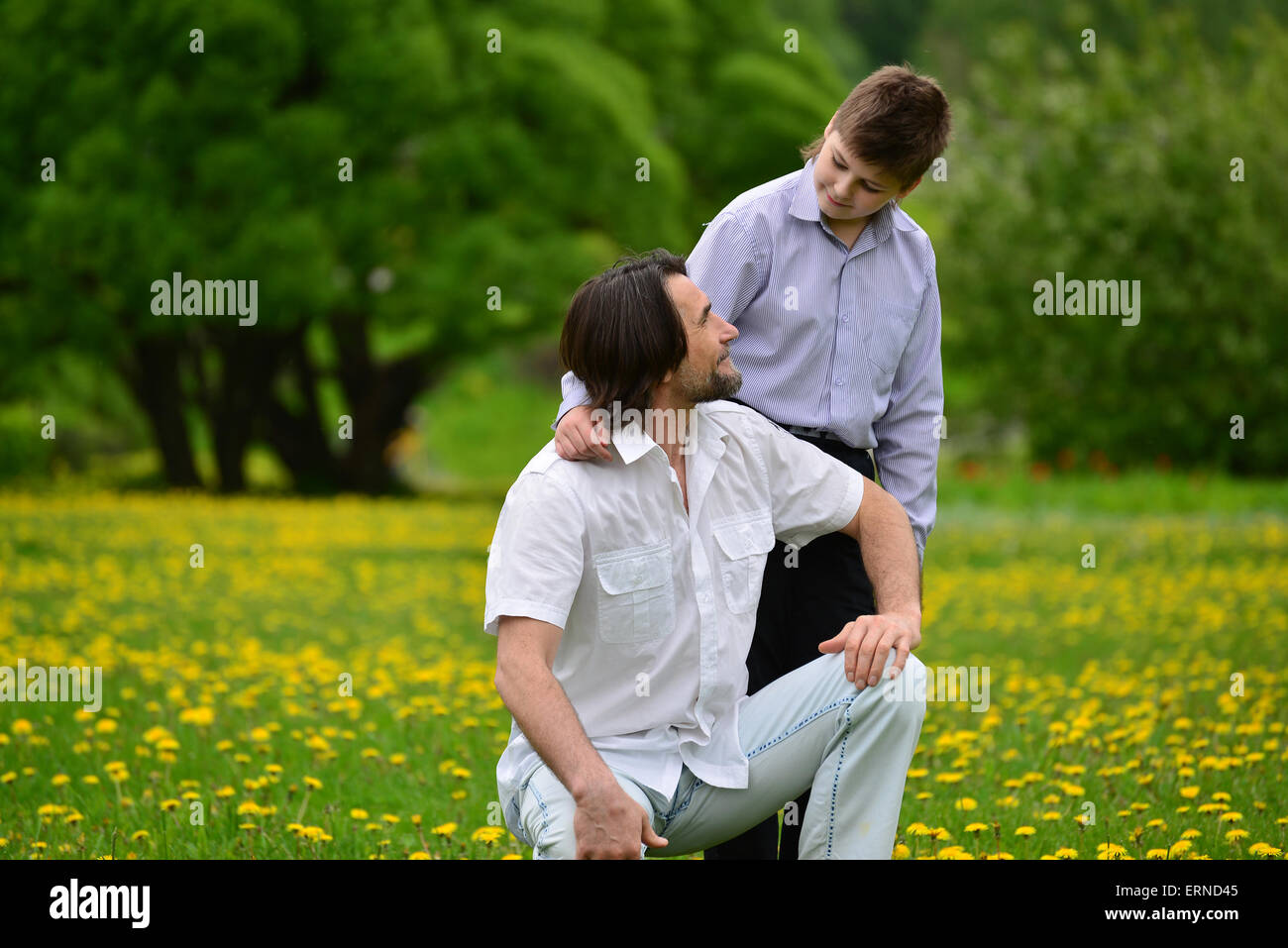 Le père et le fils dans le parc d'été Banque D'Images