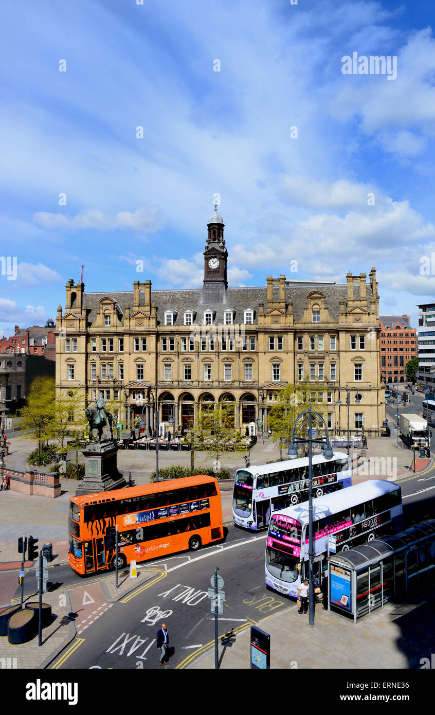 Leeds city square Yorkshire, Royaume-Uni, avec statue d'Edward Prince de Galles, le prince noir, qui se sont battus à Crécy Banque D'Images