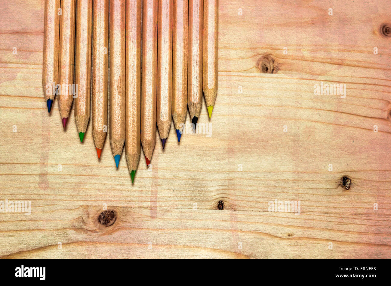 Ensemble de crayons de couleur sur fond de bois Banque D'Images