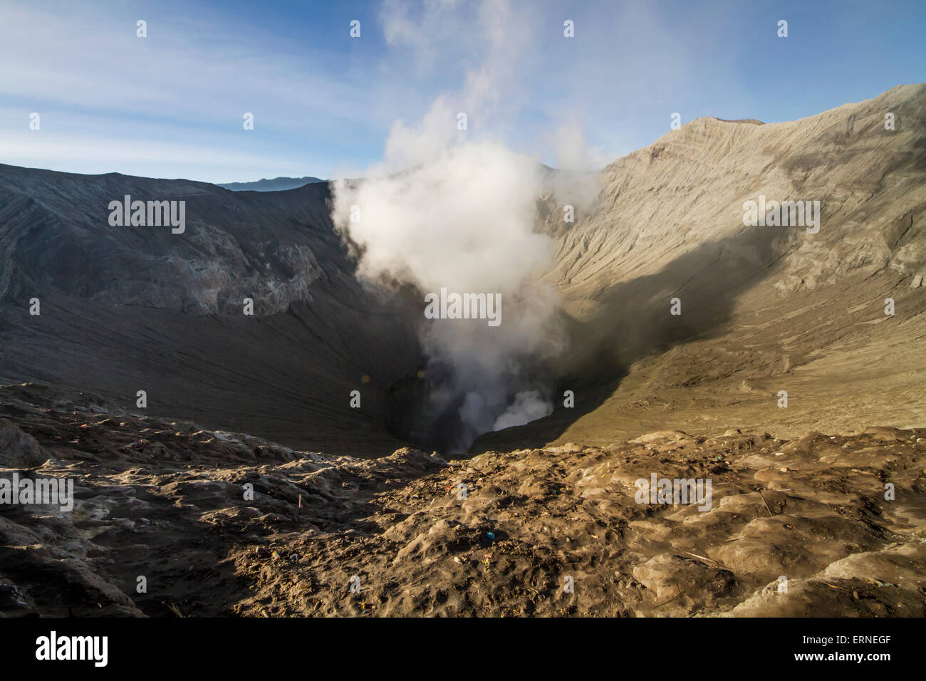 Le cratère du Mont Bromo, Parc National de Bromo Tengger Semeru, l'Est de Java, Indonésie Banque D'Images Le cratère du Mont Bromo, Parc National de Bromo Tengger Semeru, l'Est de Java, Indonésie Banque D'Images