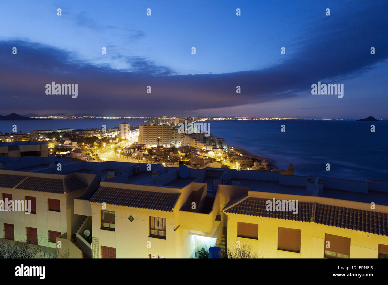 Vue de La Manga est éclairée la nuit. Région Murcie, Espagne Banque D'Images