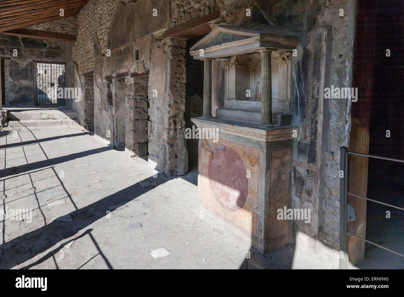 Temple d'un sanctuaire intérieur Lararium Pompéi Maison du Golden Cupids Banque D'Images