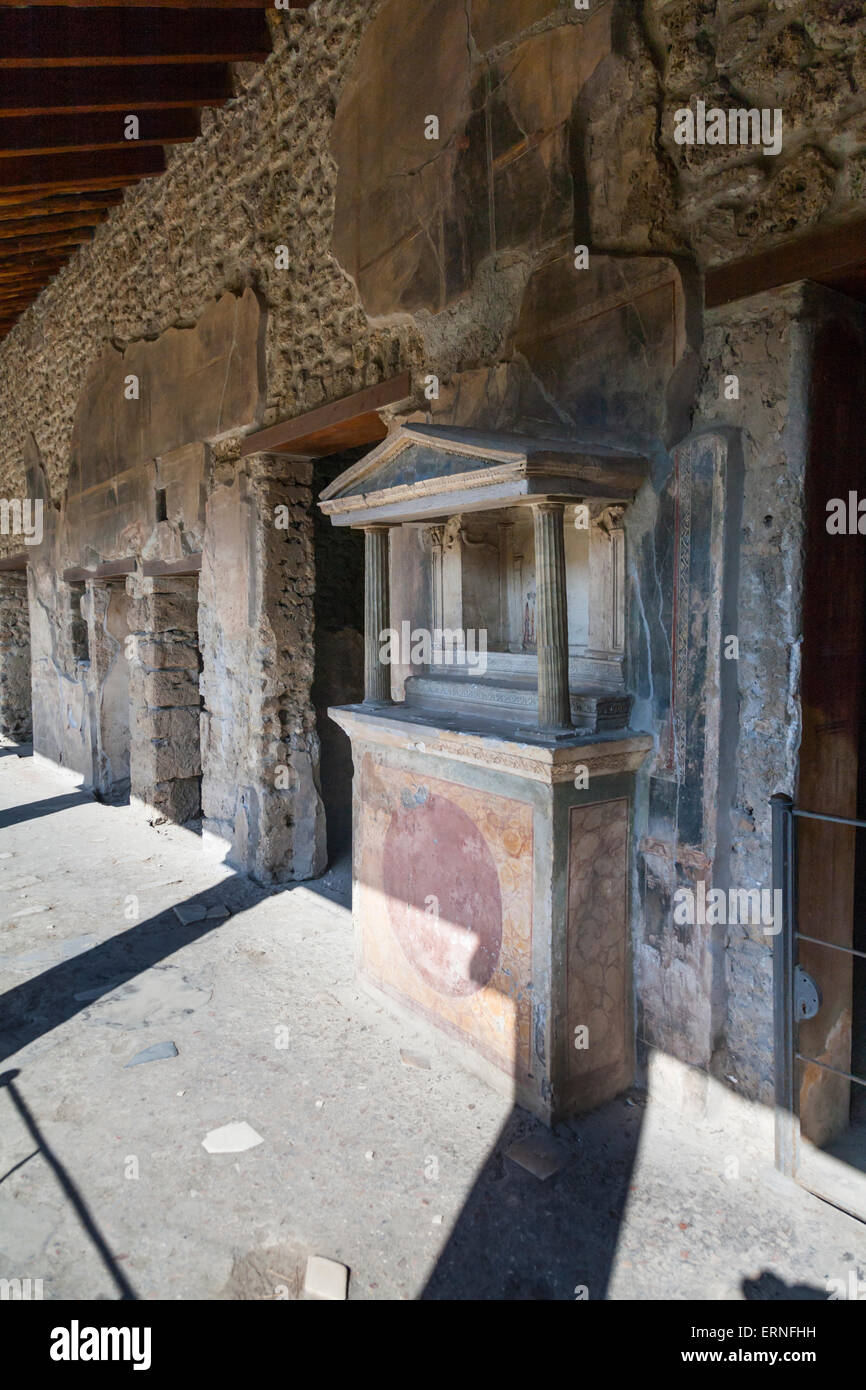 Temple d'un sanctuaire intérieur Lararium Maison du Golden Cupids Amorini Dorati Pompéi Banque D'Images