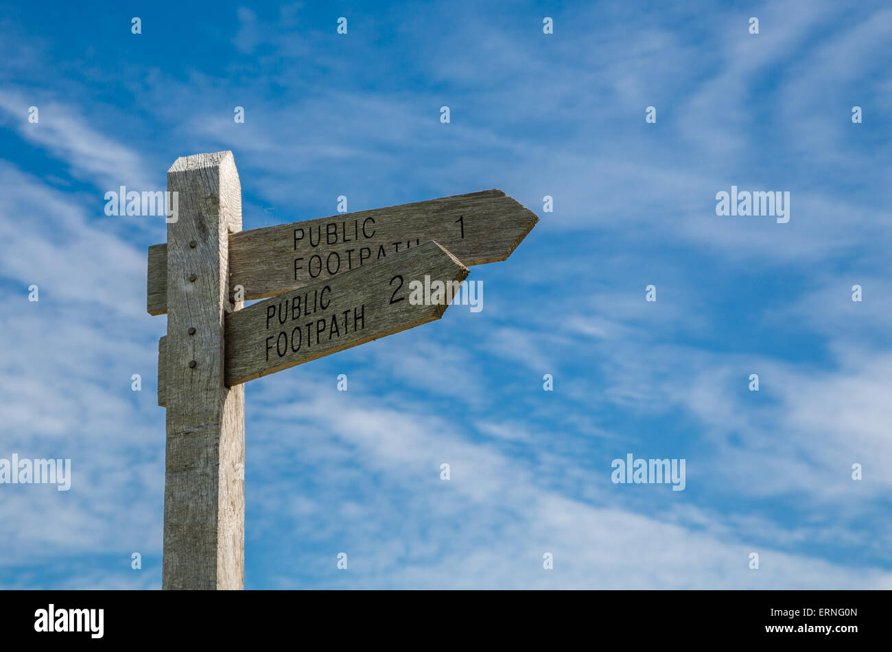 Un sentier public signpost against a blue sky Banque D'Images